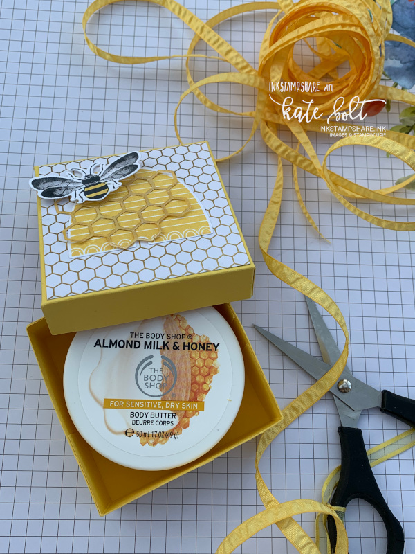 Box for body butter. Made using the Honey Bee Bundle and the Golden Honey papers from Saleabration. Featuring a honey bee, honey comb and  ruched ribbon and gift tag.